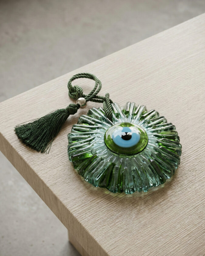 Zümrüt Yeşili: Püsküllü Duvar ve Masaüstü Cam Nazar Dekoru (15 cm)