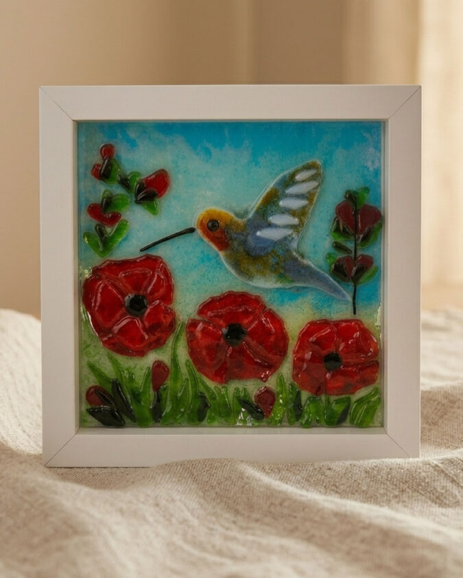 Sinek Kuşu ve Gelincikler Beyaz Çerçeveli Cam Pano 20x20 cm